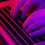 fotografia proxima teclado notebook pessoa com as maos digitando a importancia de ter um site